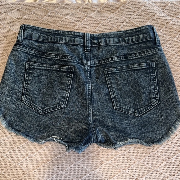 Delia’s Dark Acid Wash Shorts - Picture 3 of 4